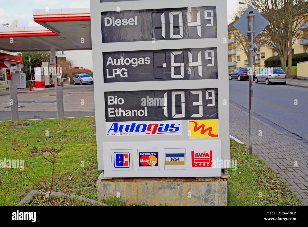 Preis'bersicht einer Tankstelle mit 'bio-éthanol' und 'Autogas' / prix du  carburant sur une station de charge avec 'Bio-Ethanol" et "gaz de pétrole  liquéfié Photo Stock - Alamy