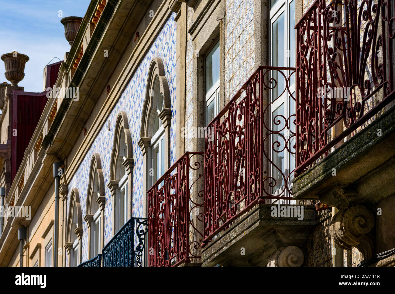 L'architecture traditionnelle portugaise avec tuiles et façades balcons Banque D'Images