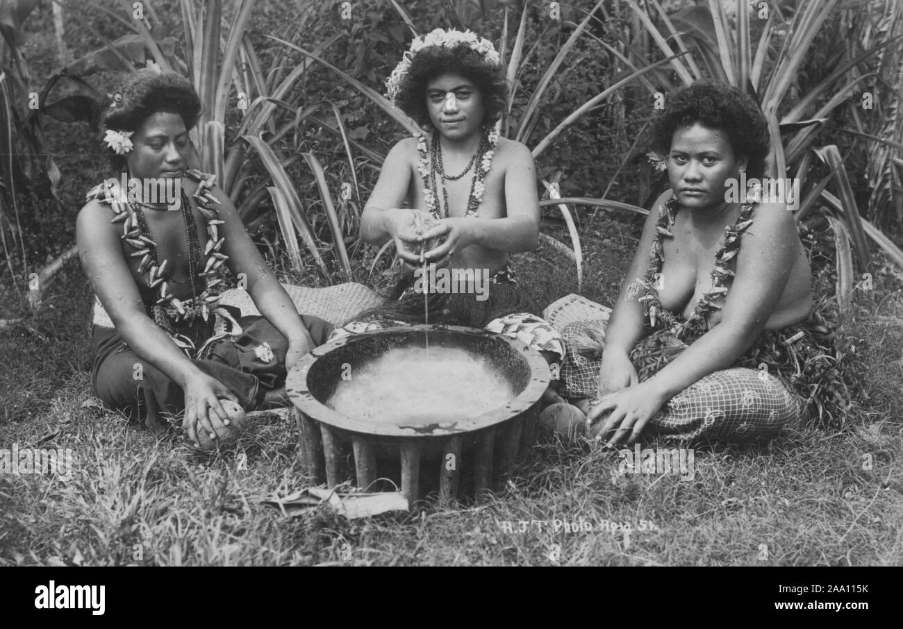 Carte postale monochrome d'un groupe d'aumaga assis autour d'une cuvette tanoa lors d'une ava (ou cérémonie kava), îles Samoa, Polynésie, par le photographe A. J. Tattersall, 1916. À partir de la Bibliothèque publique de New York. () Banque D'Images