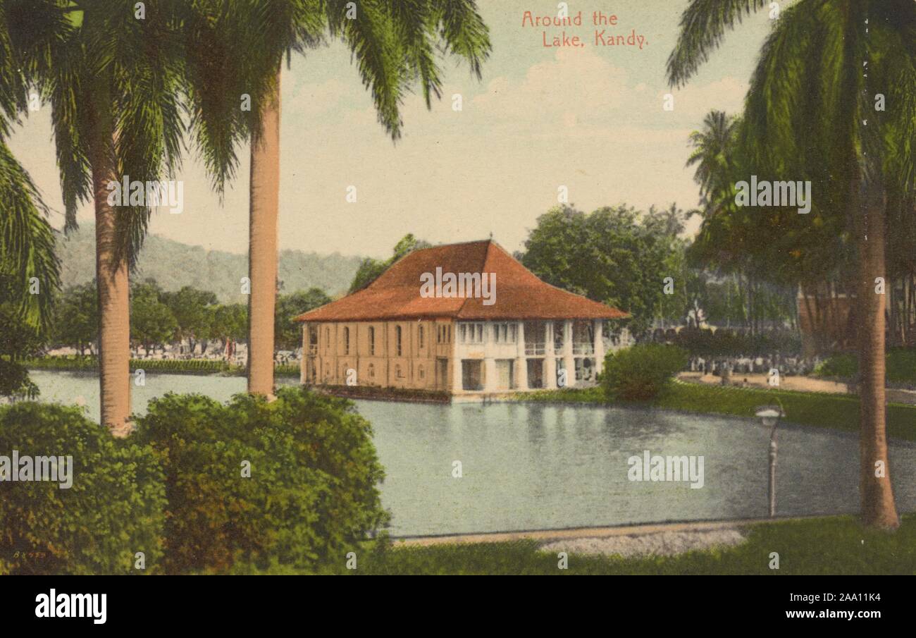 Carte postale illustrée d'une vue panoramique de l'imprimeur de la baignoire et le lac de Kandy, entouré de palmiers et de végétation luxuriante, Kandy, Sri Lanka, publié par A.W.A. Plaque et Co, 1915. À partir de la Bibliothèque publique de New York. () Banque D'Images