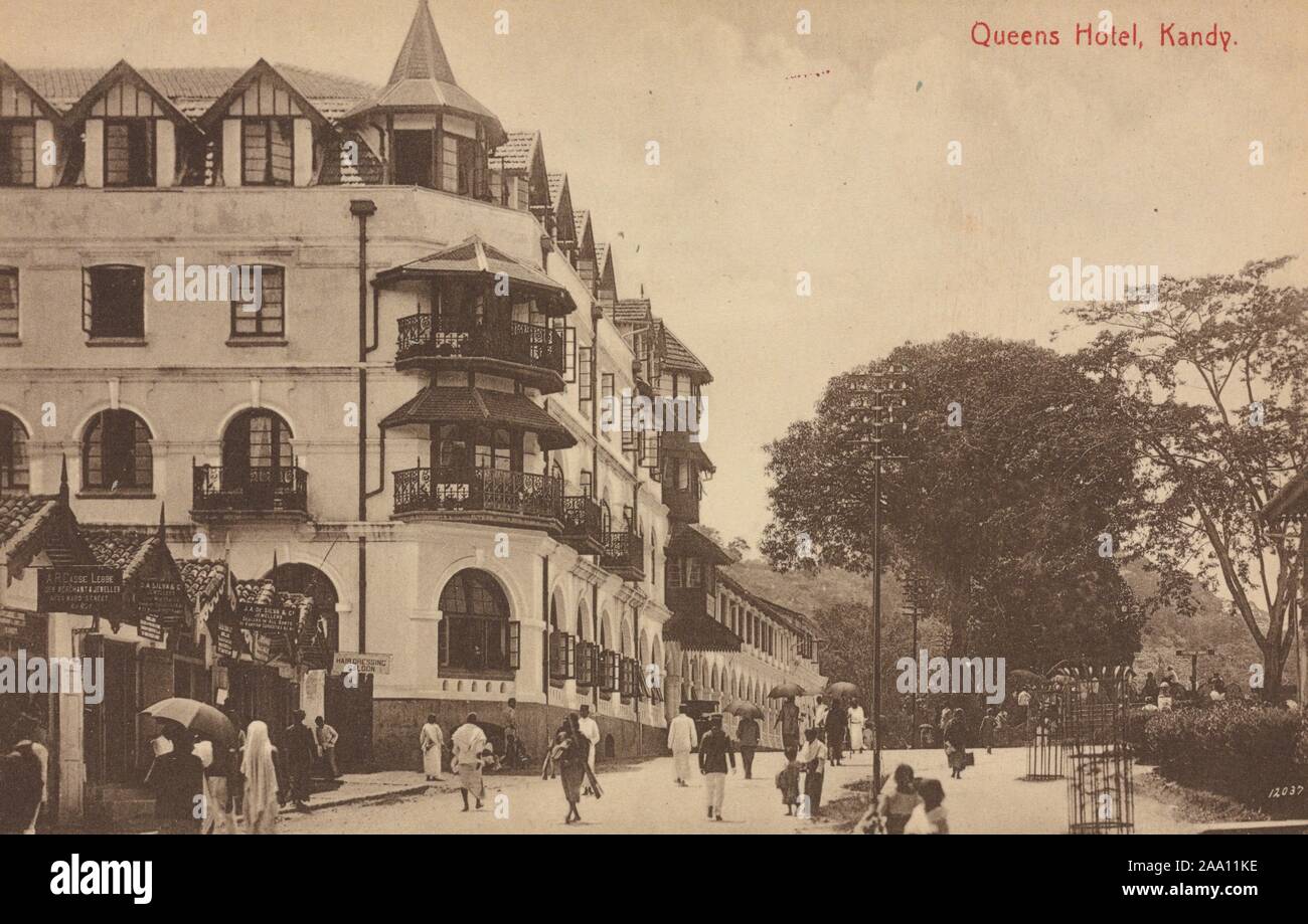 Carte postale monochrome de Queen's Hotel, situé au centre de capital hill Kandy au Sri Lanka, publié par A.W.A. Plaque et Co, 1915. À partir de la Bibliothèque publique de New York. () Banque D'Images