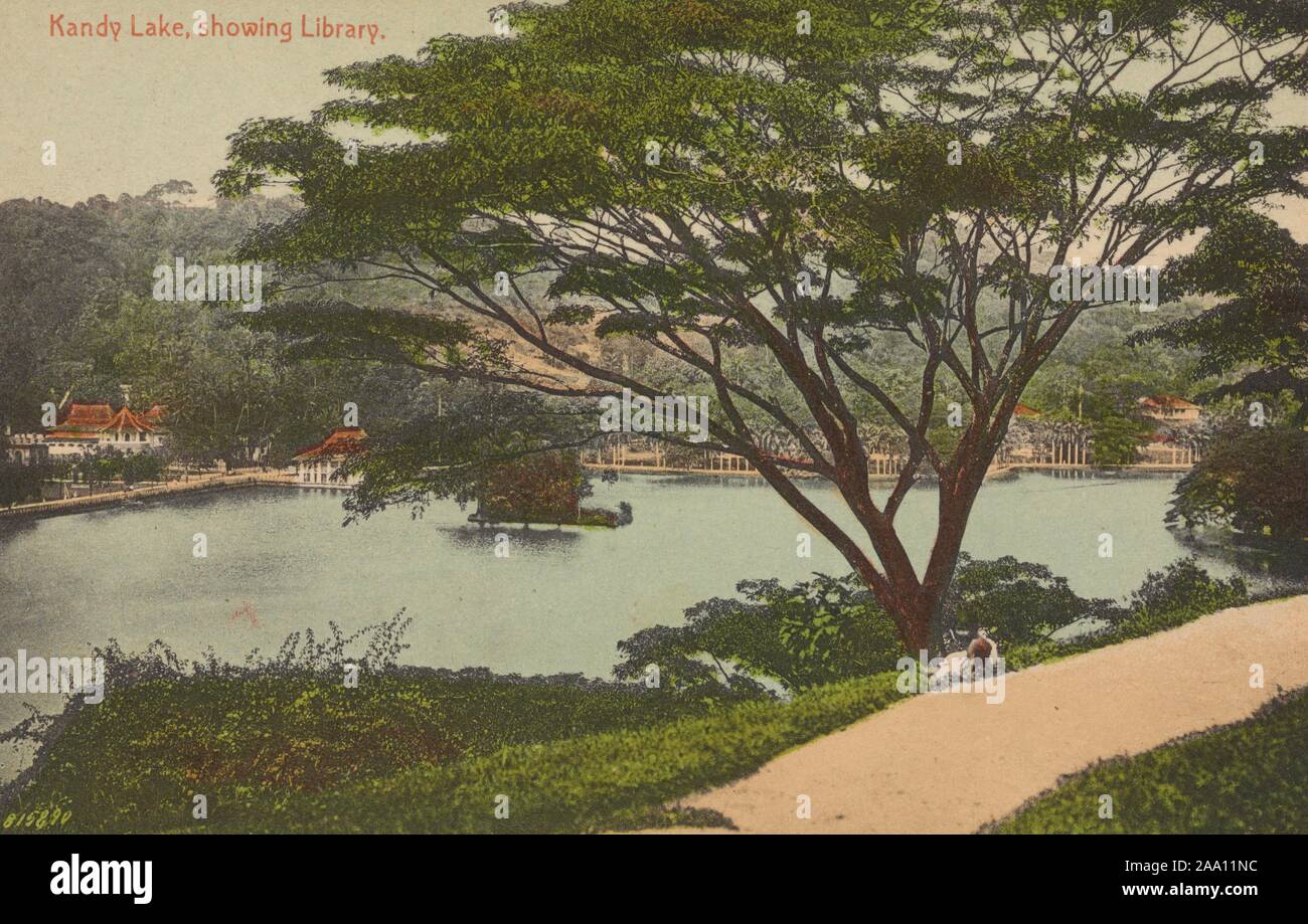 Carte postale illustrée d'une vue panoramique sur le lac de Kandy entouré d'une végétation luxuriante, avec une vue sur le Temple de la dent et la bibliothèque, Kandy, Sri Lanka, publié par A.W.A. Plaque et Co, 1912. À partir de la Bibliothèque publique de New York. () Banque D'Images