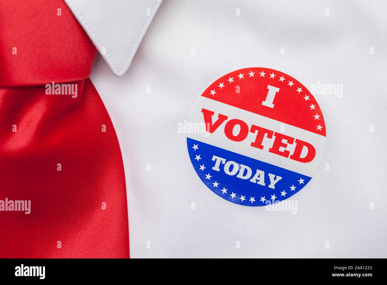 J'ai voté ronde Sitcker sur chemise blanche avec cravate rouge. Banque D'Images