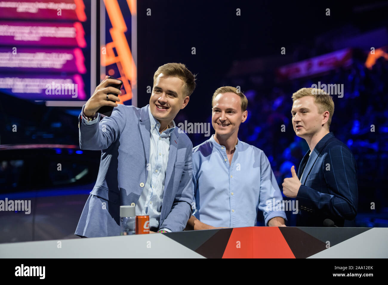 Moscou, Russie - 14 septembre 2019 : esports Counter Strike : Global Offensive événement. Roulettes de tournoi ou commentateurs faisant selfies Banque D'Images