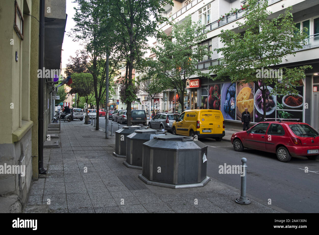 Raska, la Serbie, le 03 mai, 2019. Les conteneurs souterrains dans l'une des rues d'une belle ville du sud de la Serbie. Banque D'Images