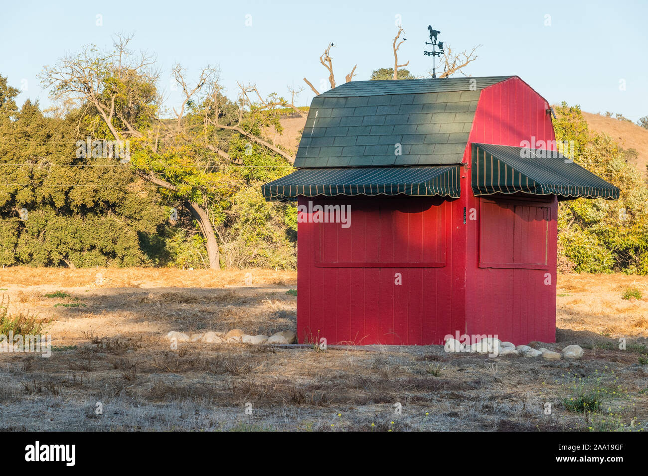 Kiosque de la ferme rouge, c'est fermé, sur une route de campagne dans la vallée de Santa Ynez. La ferme se trouve à l'éleveur que la plupart avec un toit en mansarde &d'auvents. Banque D'Images