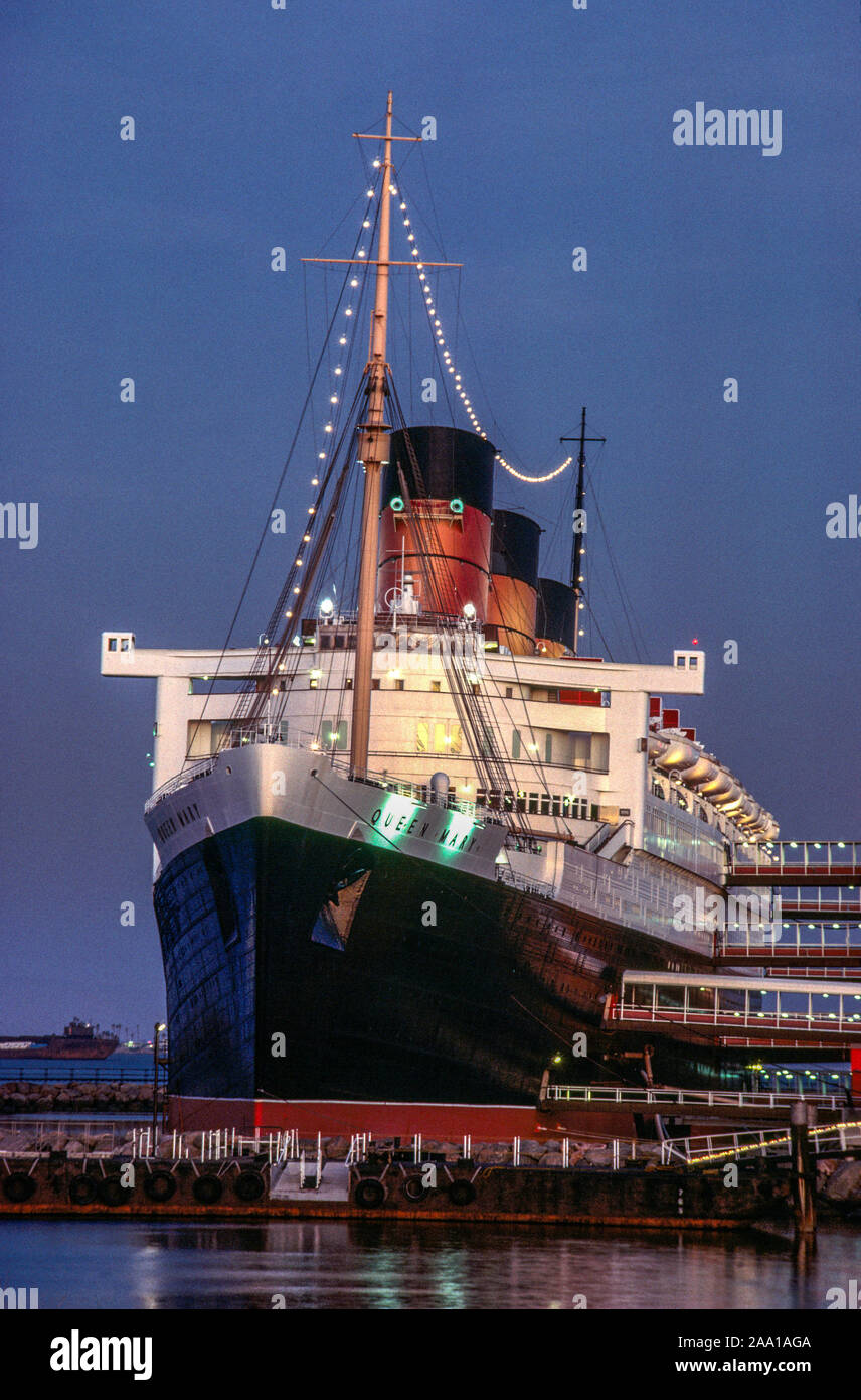 Maintenant un hôtel et une attraction touristique, le paquebot RMS Queen Mary est amarré en permanence à Long Beach, CA. Banque D'Images