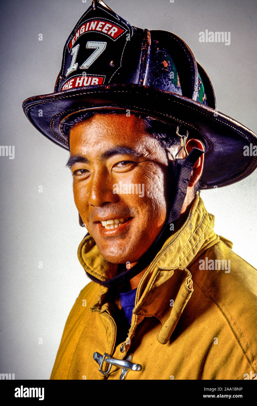 Un pompier américain à San Diego, CA, pose de porter son casque et  vêtements de sécurité. L'insigne sur son casque indique qu'il s'agit d'un  conducteur d'un camion à incendie Photo Stock -