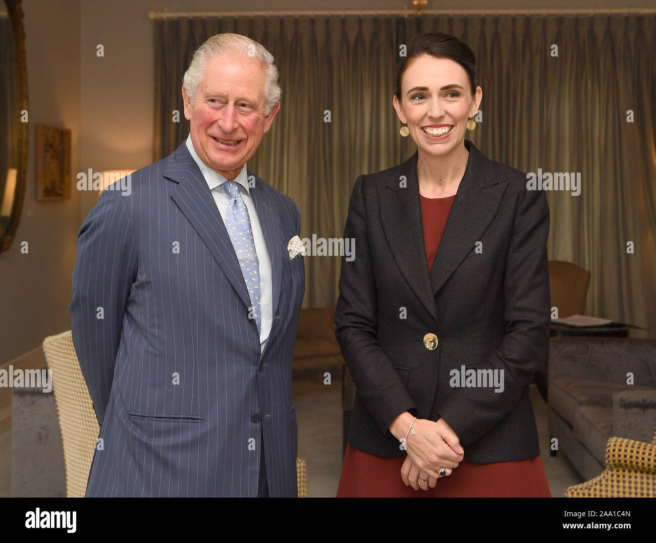 Le Prince de Galles se réunit avec le Premier Ministre de la Nouvelle-Zélande Jacinda Ardern, à la Government House à Auckland, le troisième jour de la visite royale de Nouvelle-Zélande. Banque D'Images