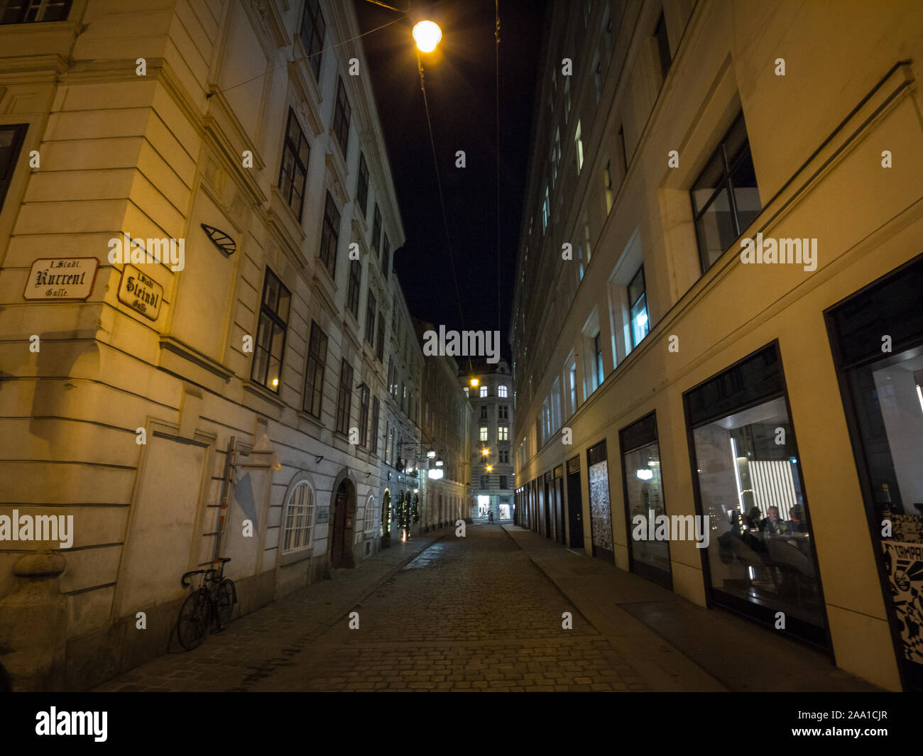 Vienne, Autriche - le 6 novembre 2019 : teindlgasse street, une rue étroite typique d'Innere Stadt, la ville de Vienne, avec son historique typique Banque D'Images