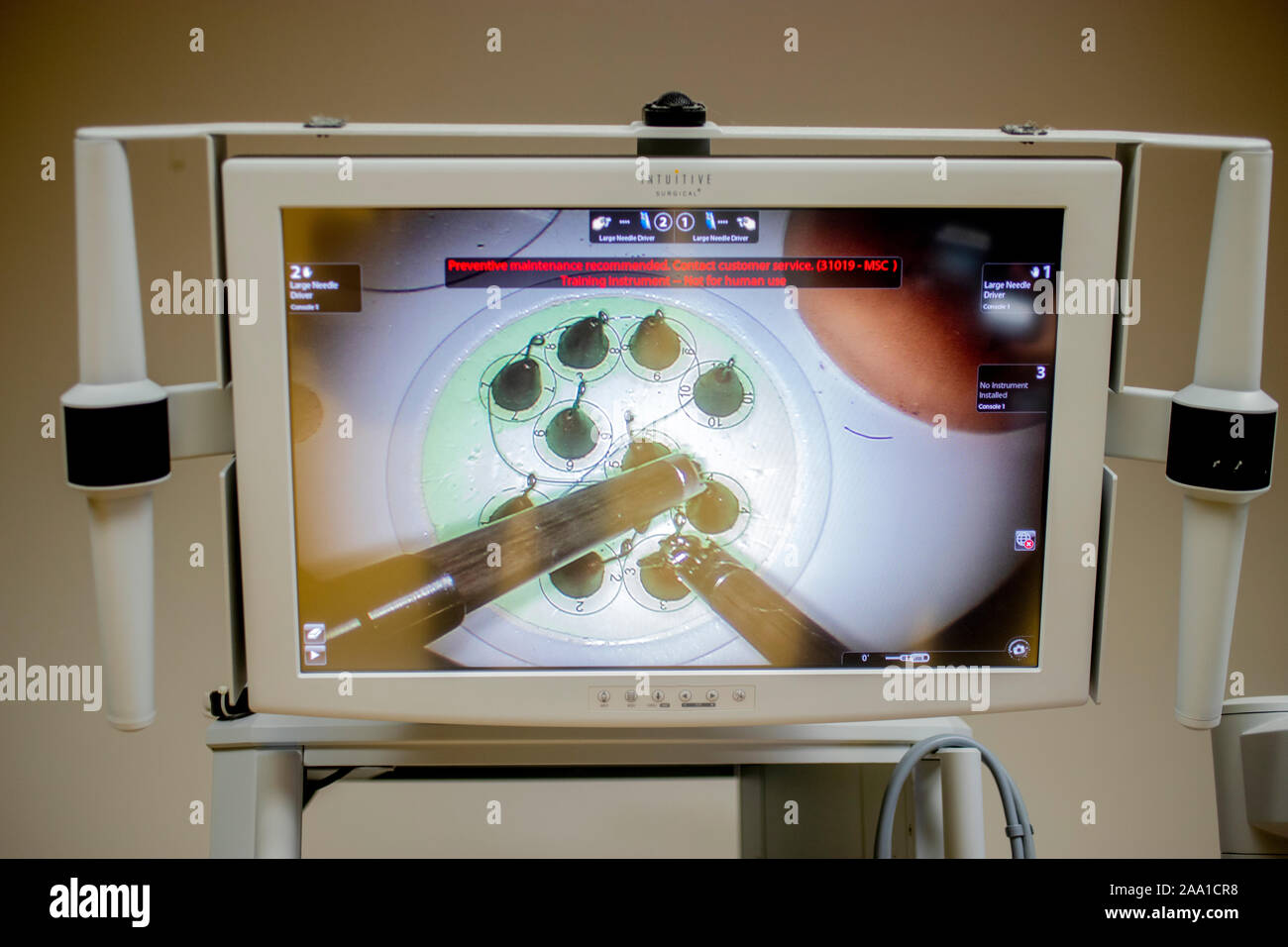 Le moniteur d'un robot chirurgical da Vinci montre pratique remplacer les organes internes pour démontrer la chirurgie mini-invasive contrôlée par un chirurgien d'un panneau de contrôle à une manifestation dans un Orange, CA, de l'hôpital Banque D'Images