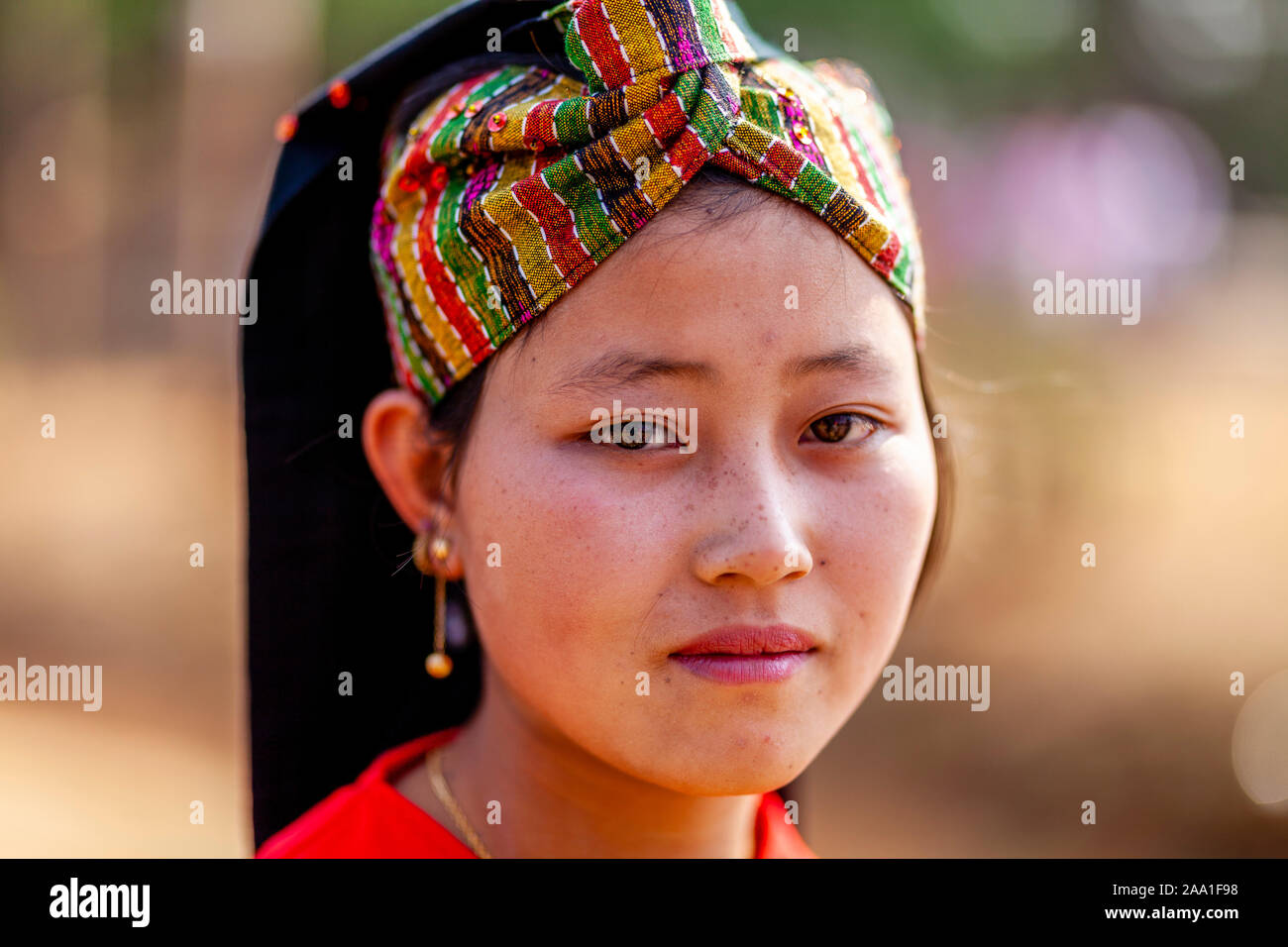 Une minorité ethnique, jeune femme à l'Assemblée annuelle du Festival Pindaya Cave, Pindaya, l'État de Shan, Myanmar. Banque D'Images Une minorité ethnique, jeune femme à l'Assemblée annuelle du Festival Pindaya Cave, Pindaya, l'État de Shan, Myanmar. Banque D'Images