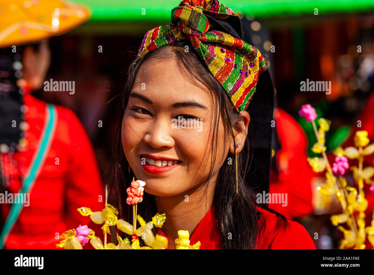Une minorité ethnique, jeune femme à l'Assemblée annuelle du Festival Pindaya Cave, Pindaya, l'État de Shan, Myanmar. Banque D'Images Une minorité ethnique, jeune femme à l'Assemblée annuelle du Festival Pindaya Cave, Pindaya, l'État de Shan, Myanmar. Banque D'Images