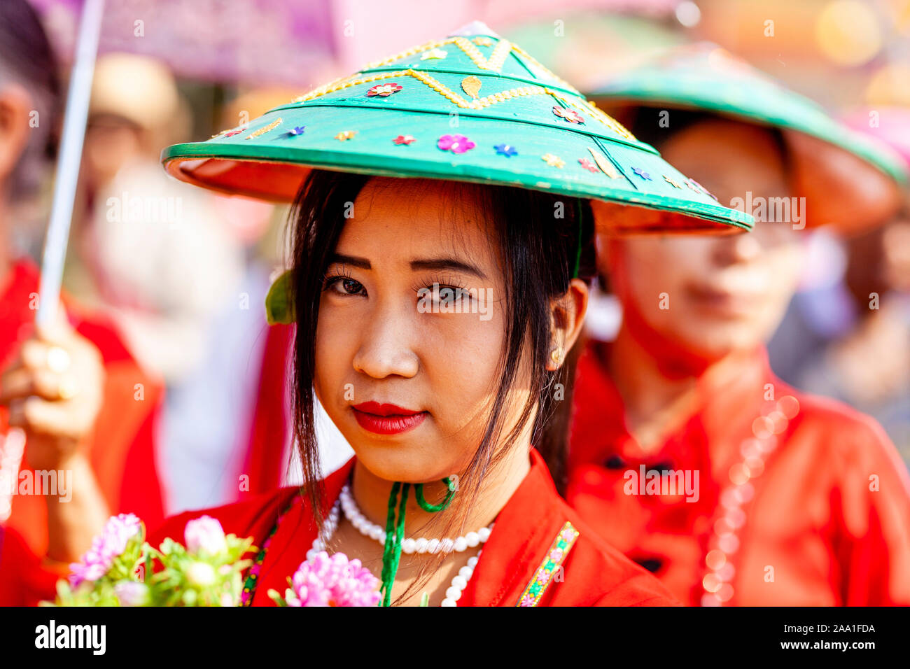 Une jeune femme de minorités ethniques à l'Assemblée annuelle du Festival Pindaya Cave, Pindaya, l'État de Shan, Myanmar. Banque D'Images Une jeune femme de minorités ethniques à l'Assemblée annuelle du Festival Pindaya Cave, Pindaya, l'État de Shan, Myanmar. Banque D'Images