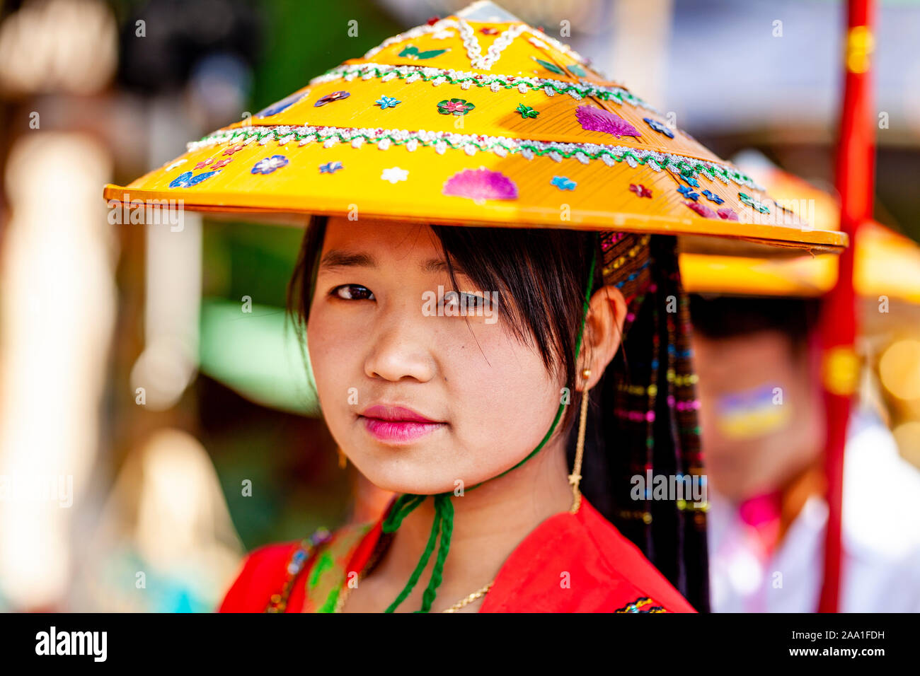 Une jeune femme de minorités ethniques à l'Assemblée annuelle du Festival Pindaya Cave, Pindaya, l'État de Shan, Myanmar. Banque D'Images Une jeune femme de minorités ethniques à l'Assemblée annuelle du Festival Pindaya Cave, Pindaya, l'État de Shan, Myanmar. Banque D'Images