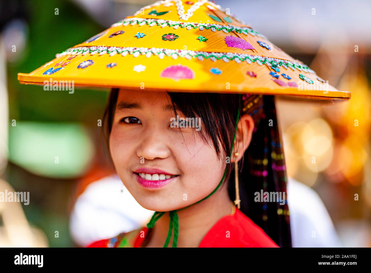 Une jeune femme de minorités ethniques à l'Assemblée annuelle du Festival Pindaya Cave, Pindaya, l'État de Shan, Myanmar. Banque D'Images Une jeune femme de minorités ethniques à l'Assemblée annuelle du Festival Pindaya Cave, Pindaya, l'État de Shan, Myanmar. Banque D'Images