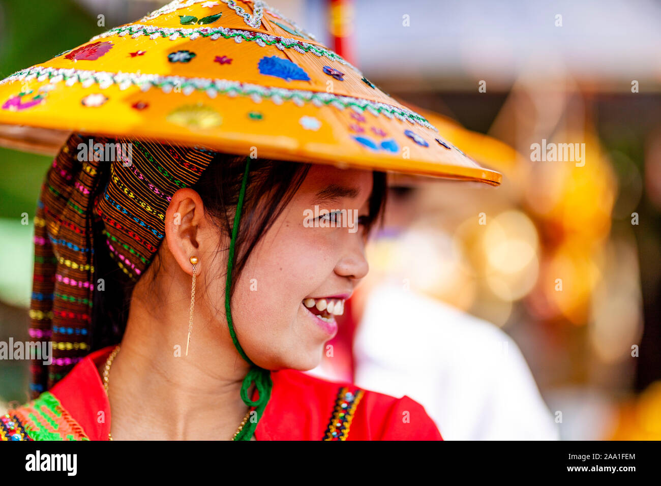 Une jeune femme de minorités ethniques à l'Assemblée annuelle du Festival Pindaya Cave, Pindaya, l'État de Shan, Myanmar. Banque D'Images Une jeune femme de minorités ethniques à l'Assemblée annuelle du Festival Pindaya Cave, Pindaya, l'État de Shan, Myanmar. Banque D'Images