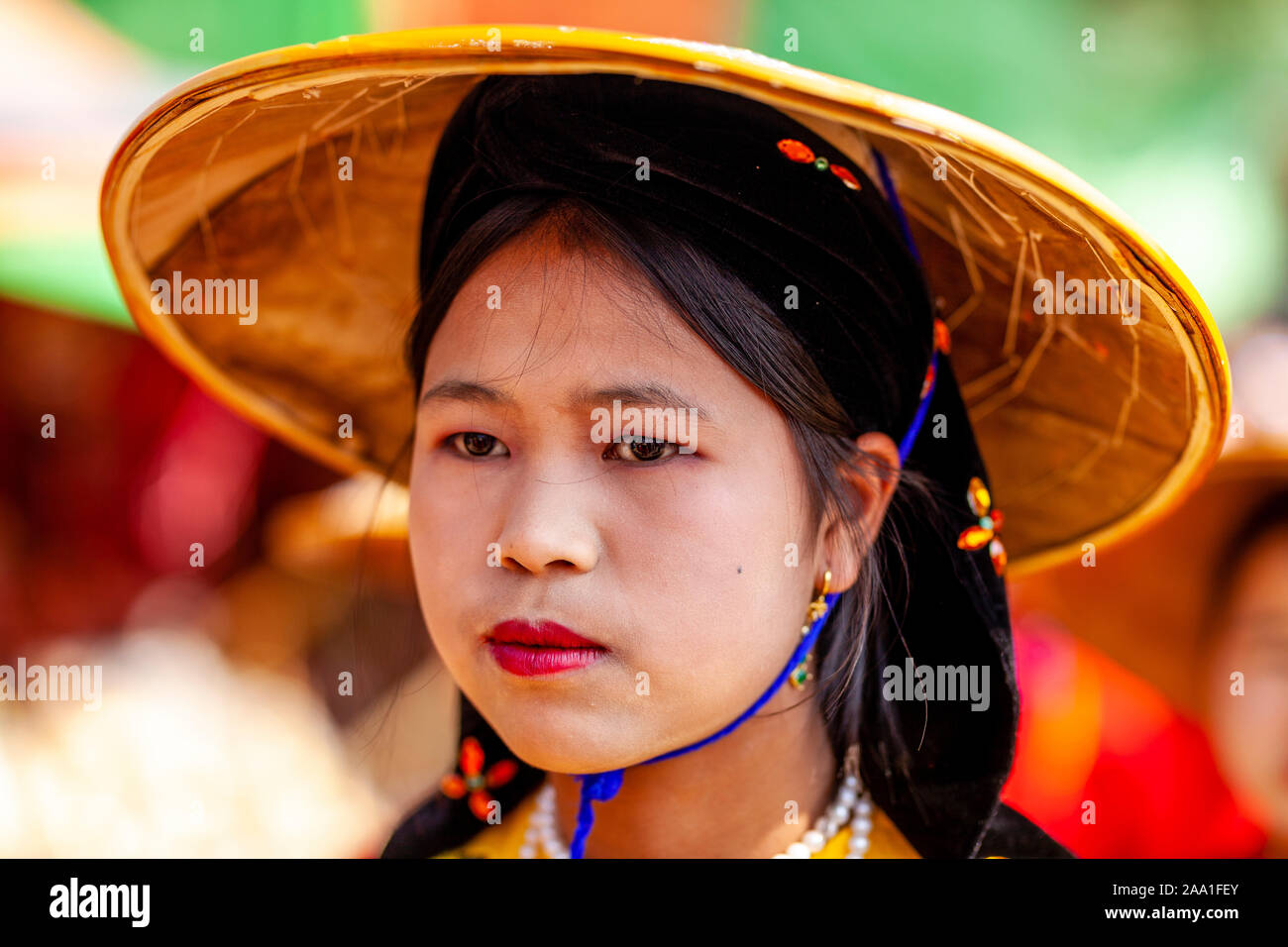 Une jeune femme de minorités ethniques à l'Assemblée annuelle du Festival Pindaya Cave, Pindaya, l'État de Shan, Myanmar. Banque D'Images