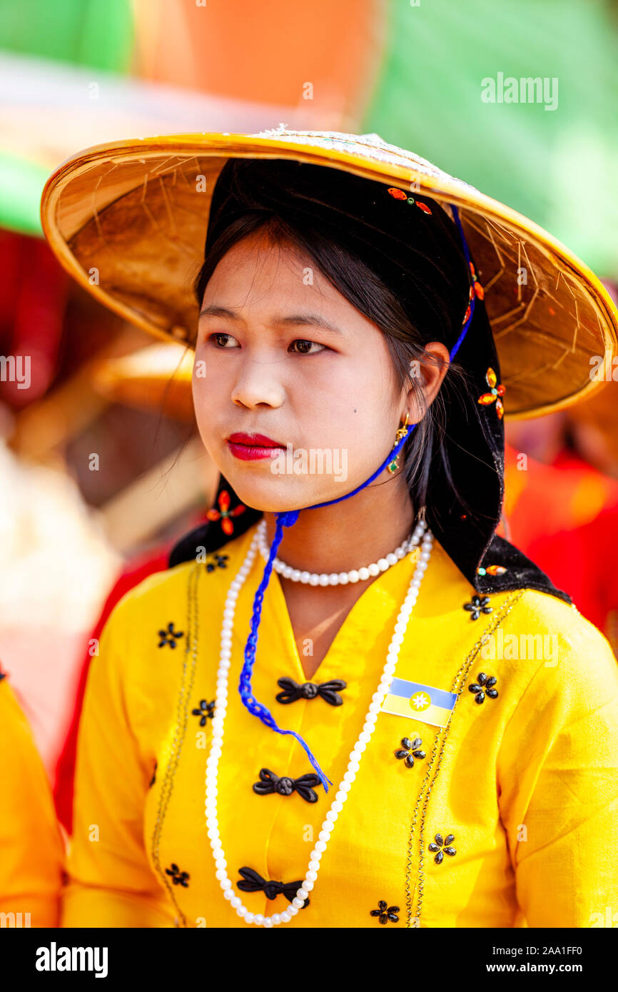 Une jeune femme de minorités ethniques à l'Assemblée annuelle du Festival Pindaya Cave, Pindaya, l'État de Shan, Myanmar. Banque D'Images Une jeune femme de minorités ethniques à l'Assemblée annuelle du Festival Pindaya Cave, Pindaya, l'État de Shan, Myanmar. Banque D'Images