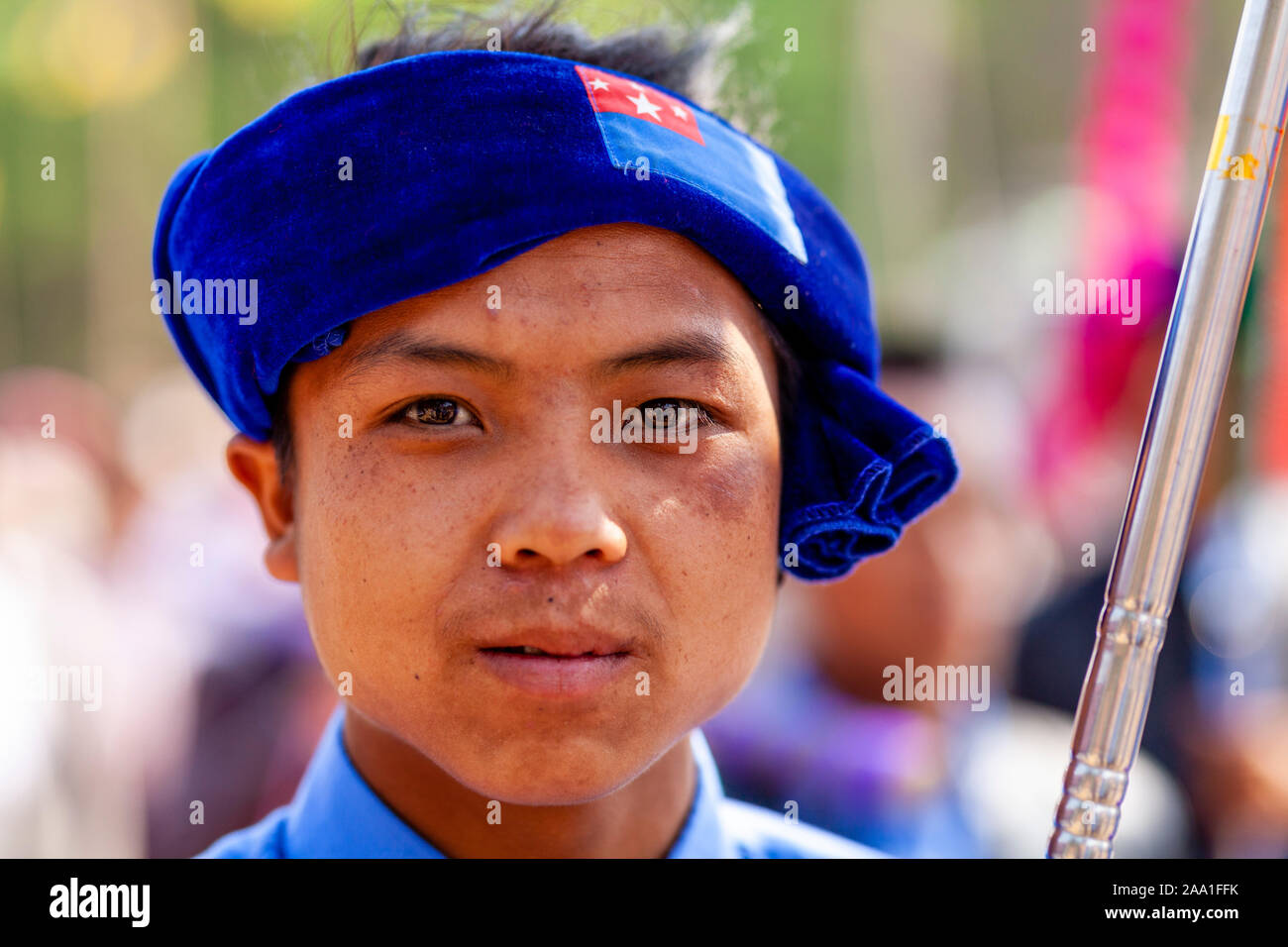 Un jeune homme des minorités ethniques à l'Assemblée annuelle du Festival Pindaya Cave, Pindaya, l'État de Shan, Myanmar. Banque D'Images Un jeune homme des minorités ethniques à l'Assemblée annuelle du Festival Pindaya Cave, Pindaya, l'État de Shan, Myanmar. Banque D'Images
