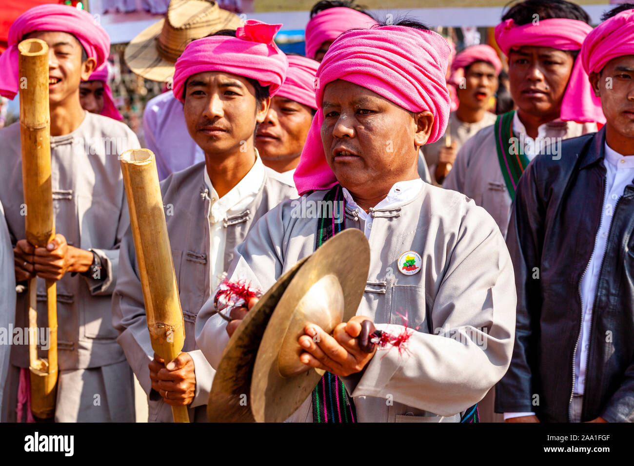 Un groupe d'hommes de minorités ethniques en costume traditionnel à jouer de la musique à l'Assemblée annuelle du Festival Pindaya Cave, Pindaya, Shan State, Myanmar. Banque D'Images Un groupe d'hommes de minorités ethniques en costume traditionnel à jouer de la musique à l'Assemblée annuelle du Festival Pindaya Cave, Pindaya, Shan State, Myanmar. Banque D'Images