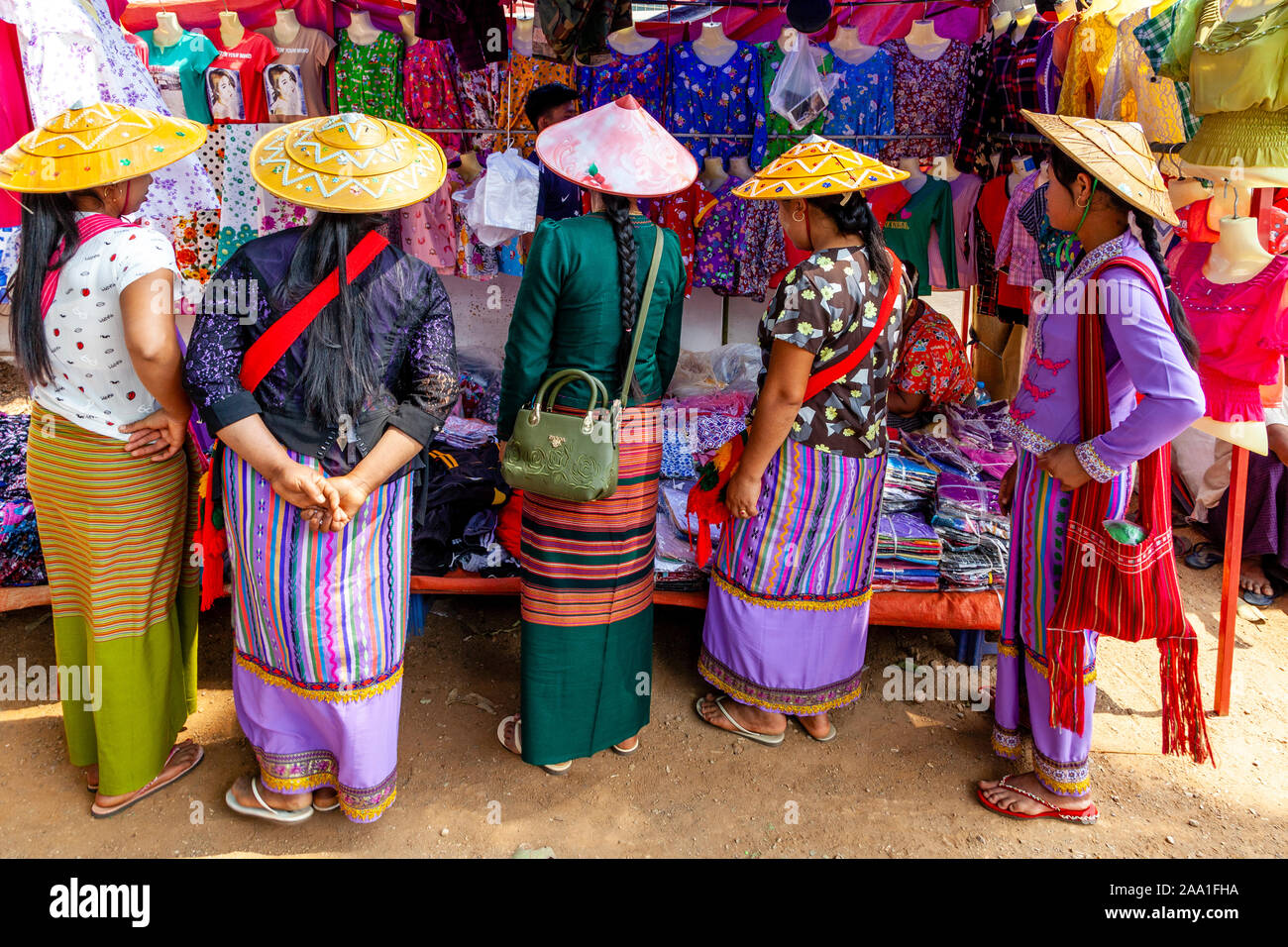 Les jeunes femmes birmanes Shopping dans le marché, Pindaya, Shan State, Myanmar. Banque D'Images Les jeunes femmes birmanes Shopping dans le marché, Pindaya, Shan State, Myanmar. Banque D'Images