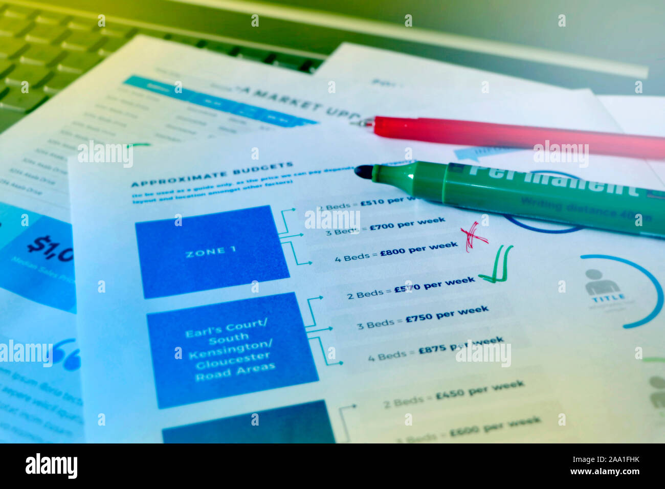 Fiche de contrôle d'entreprise de l'infograph avec coffre, contrôle du bénéfice d'entreprise, Marketing et Finances Photo, trouver Profit & Loss Banque D'Images