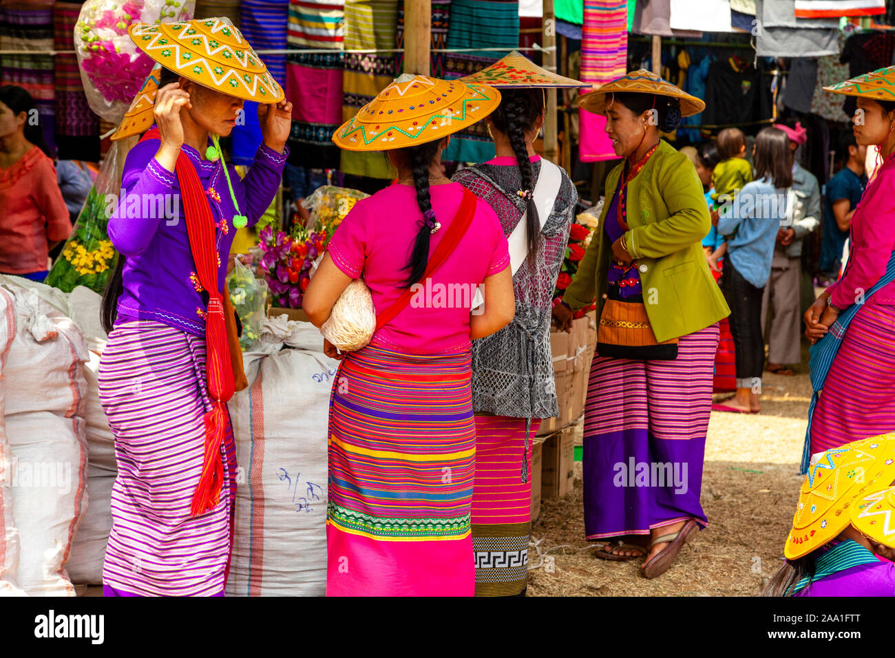 Les jeunes femmes birmanes Shopping dans le marché, Pindaya, Shan State, Myanmar. Banque D'Images Les jeunes femmes birmanes Shopping dans le marché, Pindaya, Shan State, Myanmar. Banque D'Images