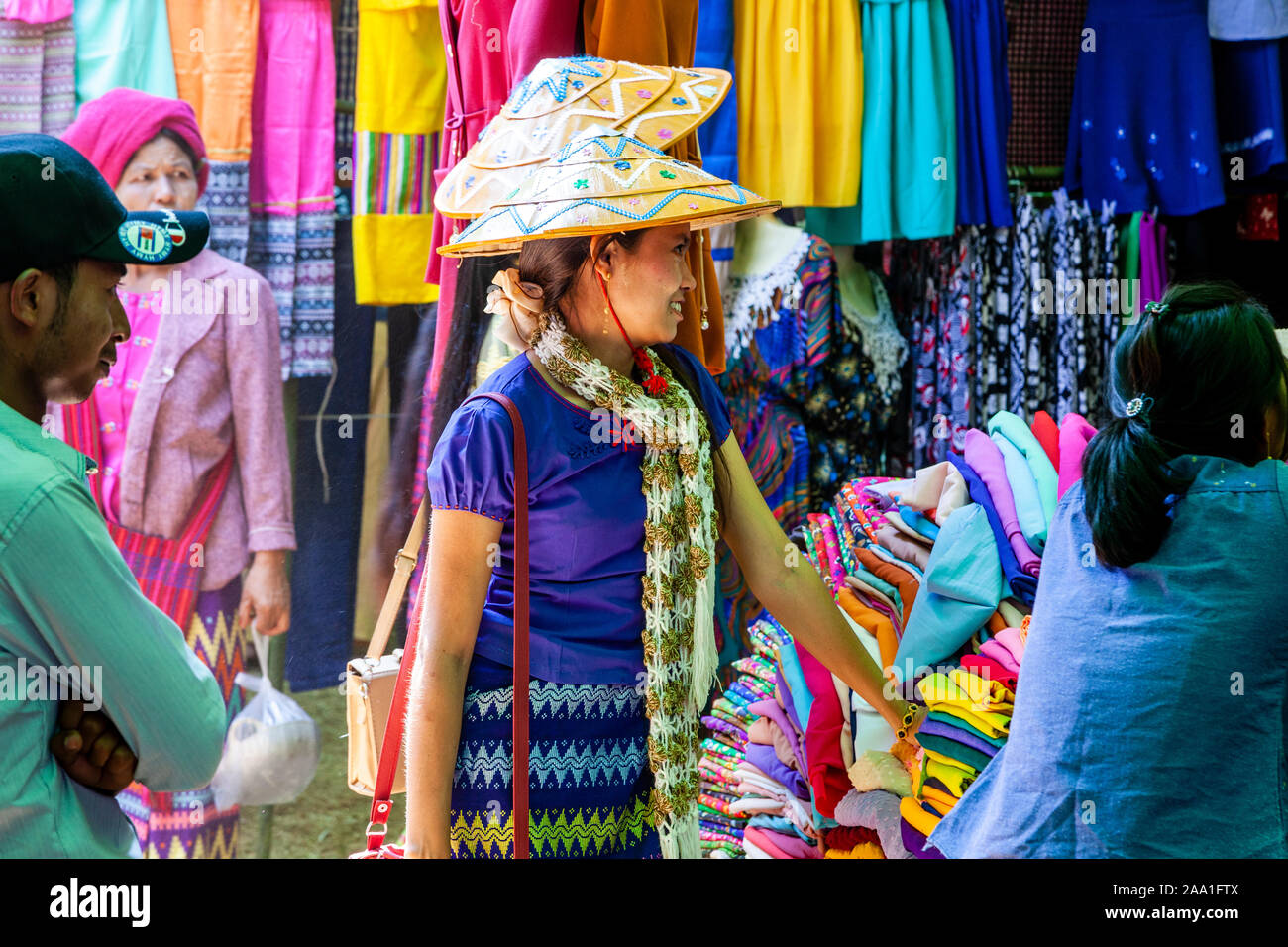 Les jeunes femmes birmanes Shopping dans le marché, Pindaya, Shan State, Myanmar. Banque D'Images Les jeunes femmes birmanes Shopping dans le marché, Pindaya, Shan State, Myanmar. Banque D'Images