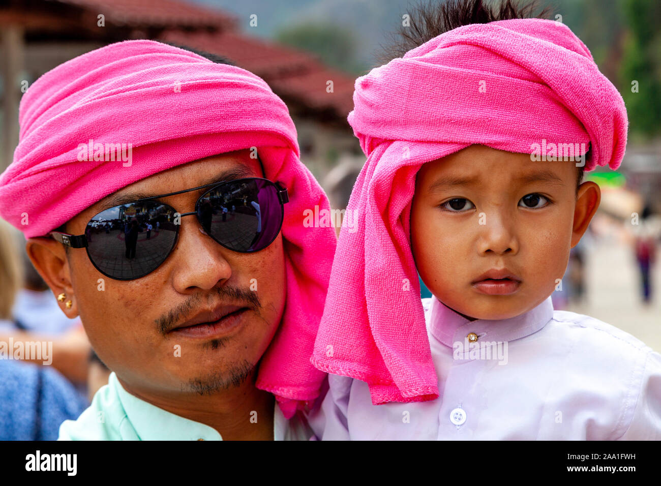 Un père et son fils, d'une minorité ethnique en costume traditionnel, visite de la grotte de Pindaya annuel Festival, Pindaya, l'État de Shan, Myanmar. Banque D'Images Un père et son fils, d'une minorité ethnique en costume traditionnel, visite de la grotte de Pindaya annuel Festival, Pindaya, l'État de Shan, Myanmar. Banque D'Images