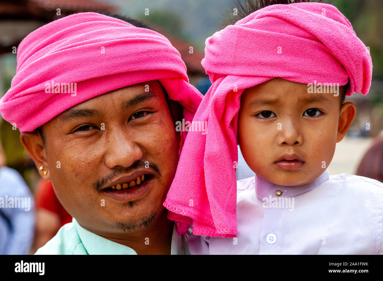 Un père et son fils, d'une minorité ethnique en costume traditionnel, visite de la grotte de Pindaya annuel Festival, Pindaya, l'État de Shan, Myanmar. Banque D'Images Un père et son fils, d'une minorité ethnique en costume traditionnel, visite de la grotte de Pindaya annuel Festival, Pindaya, l'État de Shan, Myanmar. Banque D'Images