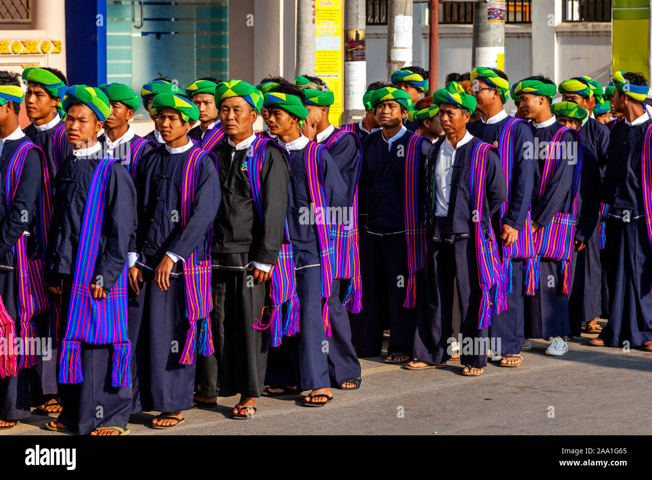Les hommes de l'Ethnie Pa-O Parade dans la ville de Taunggyi durant la pleine lune, de Taunggyi, Shan State, Myanmar. Banque D'Images Les hommes de l'Ethnie Pa-O Parade dans la ville de Taunggyi durant la pleine lune, de Taunggyi, Shan State, Myanmar. Banque D'Images