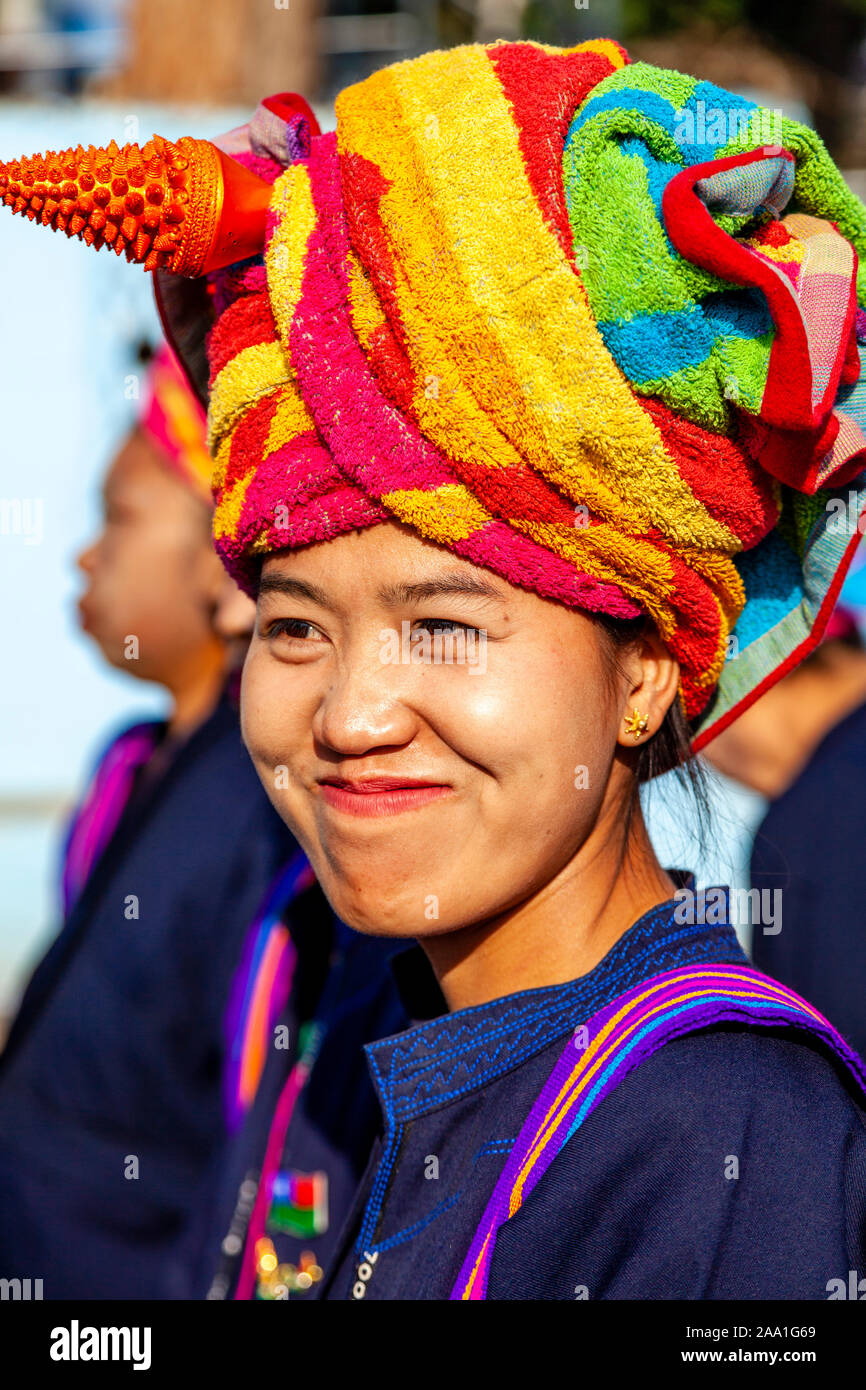 Des jeunes femmes de l'Ethnie Pa-O Parade dans la ville de Taunggyi durant la pleine lune, de Taunggyi, Shan State, Myanmar. Banque D'Images Des jeunes femmes de l'Ethnie Pa-O Parade dans la ville de Taunggyi durant la pleine lune, de Taunggyi, Shan State, Myanmar. Banque D'Images
