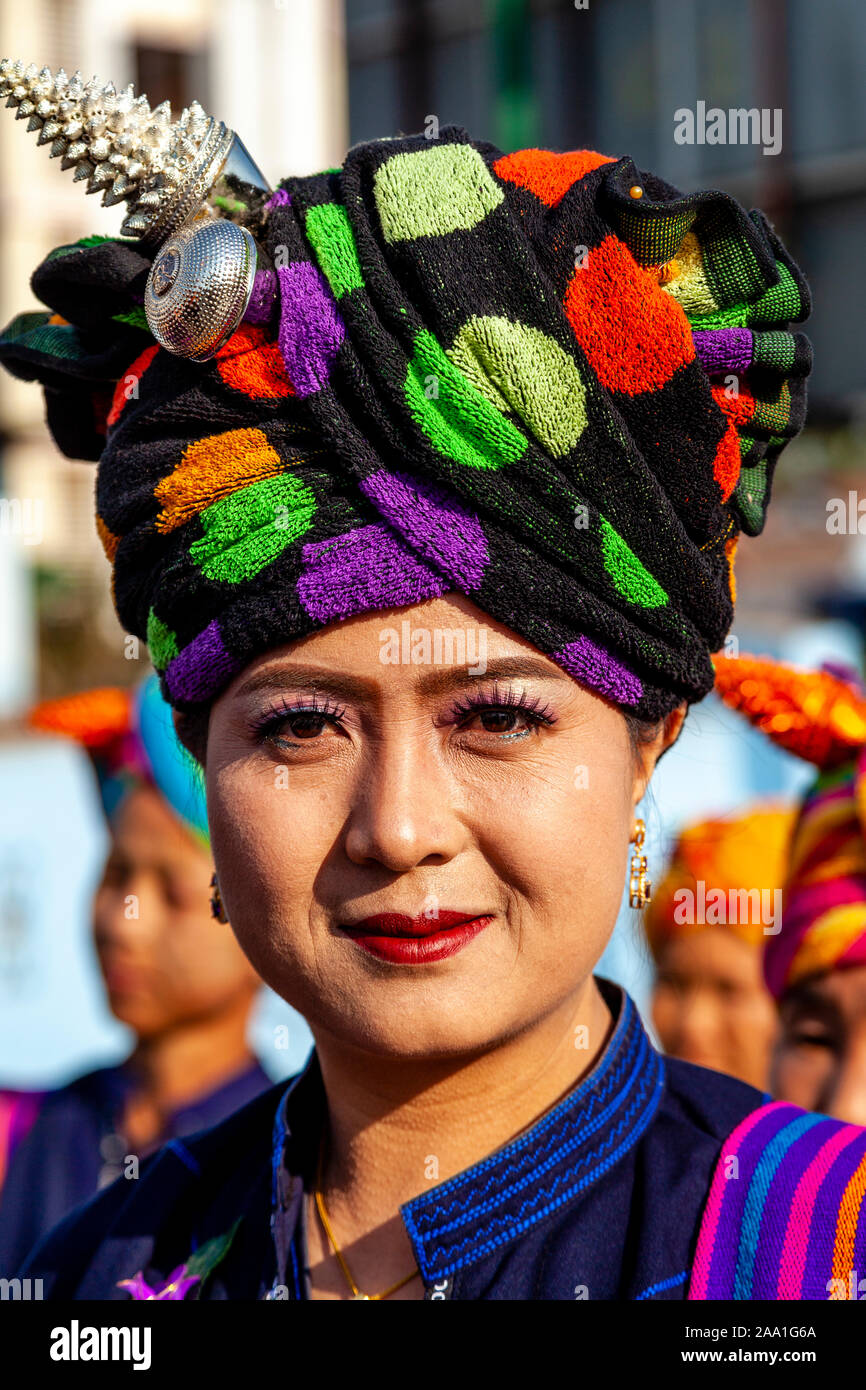 Les femmes de l'Ethnie Pa-O Parade dans la ville de Taunggyi durant la pleine lune, de Taunggyi, Shan State, Myanmar. Banque D'Images Les femmes de l'Ethnie Pa-O Parade dans la ville de Taunggyi durant la pleine lune, de Taunggyi, Shan State, Myanmar. Banque D'Images