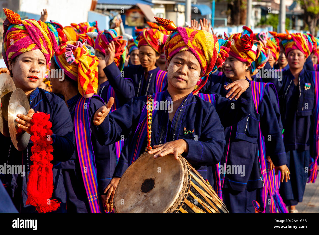 Les femmes de l'Ethnie Pa-O Parade dans la ville de Taunggyi durant la pleine lune, de Taunggyi, Shan State, Myanmar. Banque D'Images Les femmes de l'Ethnie Pa-O Parade dans la ville de Taunggyi durant la pleine lune, de Taunggyi, Shan State, Myanmar. Banque D'Images