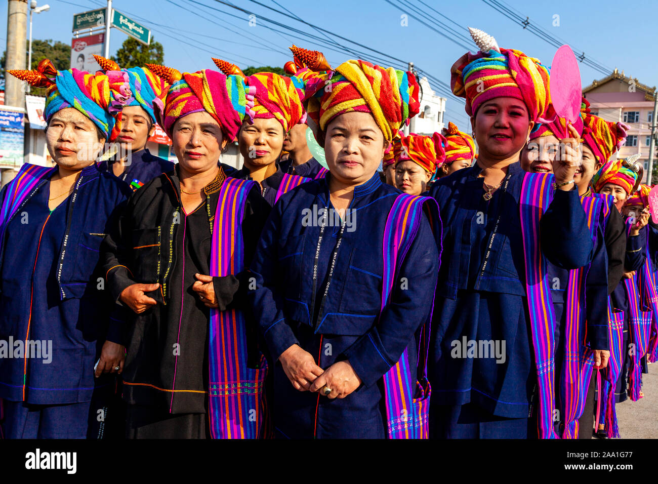 Les femmes de l'Ethnie Pa-O Parade dans la ville de Taunggyi durant la pleine lune, de Taunggyi, Shan State, Myanmar. Banque D'Images Les femmes de l'Ethnie Pa-O Parade dans la ville de Taunggyi durant la pleine lune, de Taunggyi, Shan State, Myanmar. Banque D'Images