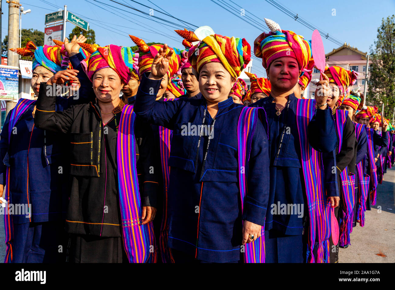 Les gens de l'Ethnie Pa-O Parade dans la ville de Taunggyi durant la pleine lune, de Taunggyi, Shan State, Myanmar. Banque D'Images Les gens de l'Ethnie Pa-O Parade dans la ville de Taunggyi durant la pleine lune, de Taunggyi, Shan State, Myanmar. Banque D'Images