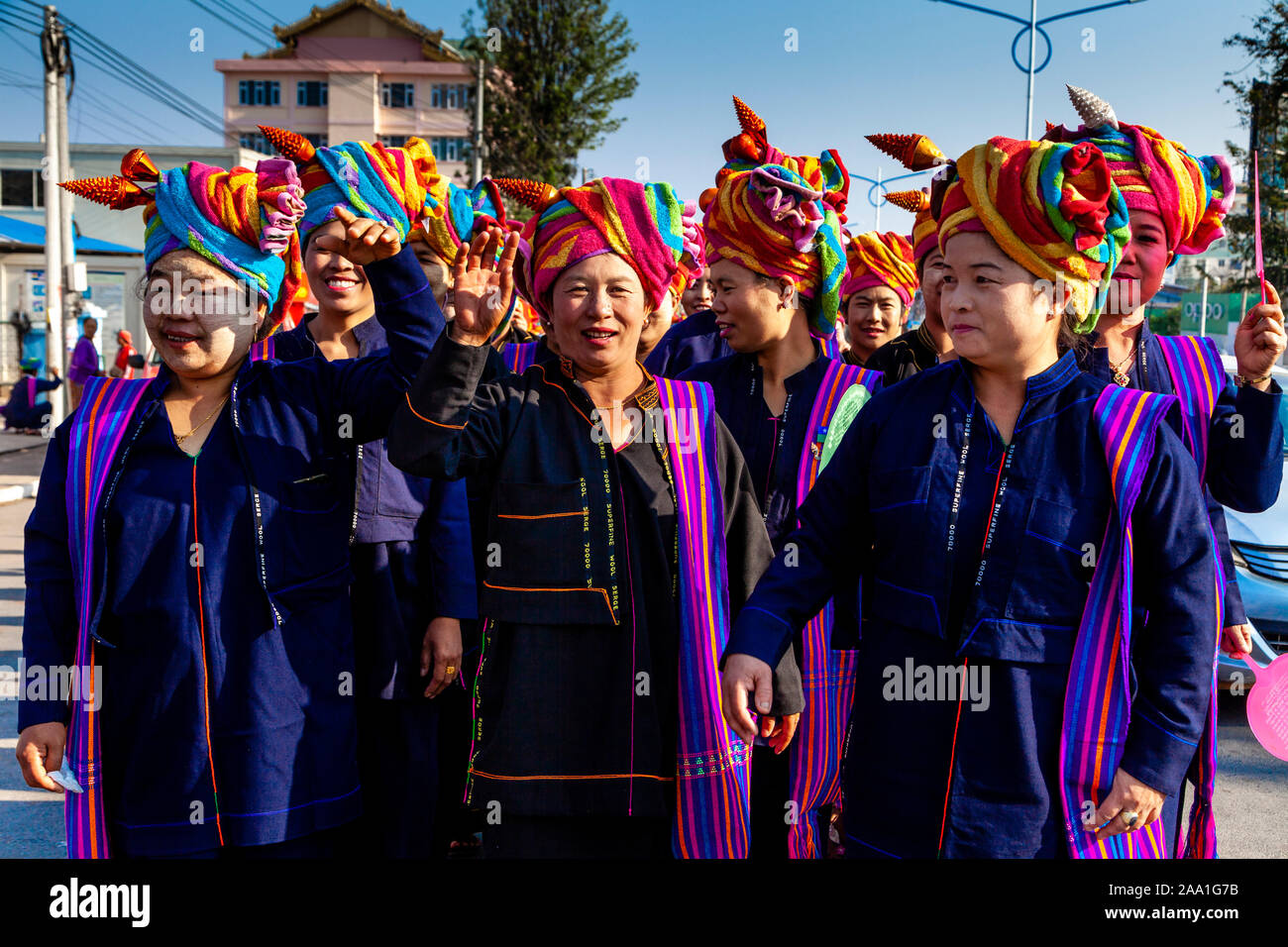 Les gens de l'Ethnie Pa-O Parade dans la ville de Taunggyi durant la pleine lune, de Taunggyi, Shan State, Myanmar. Banque D'Images Les gens de l'Ethnie Pa-O Parade dans la ville de Taunggyi durant la pleine lune, de Taunggyi, Shan State, Myanmar. Banque D'Images
