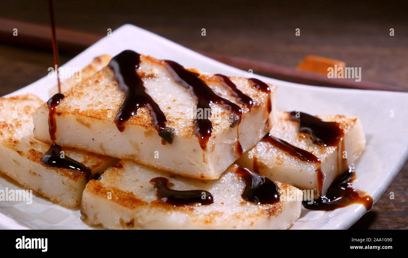 Verser La Sauce De Soja Noire Sur Pret A Manger De Delicieux Gateaux De Navet Radis Chinois Plat Local Traditionnel Gateau Au Restaurant Close Up Copiez L Espace Photo Stock Alamy