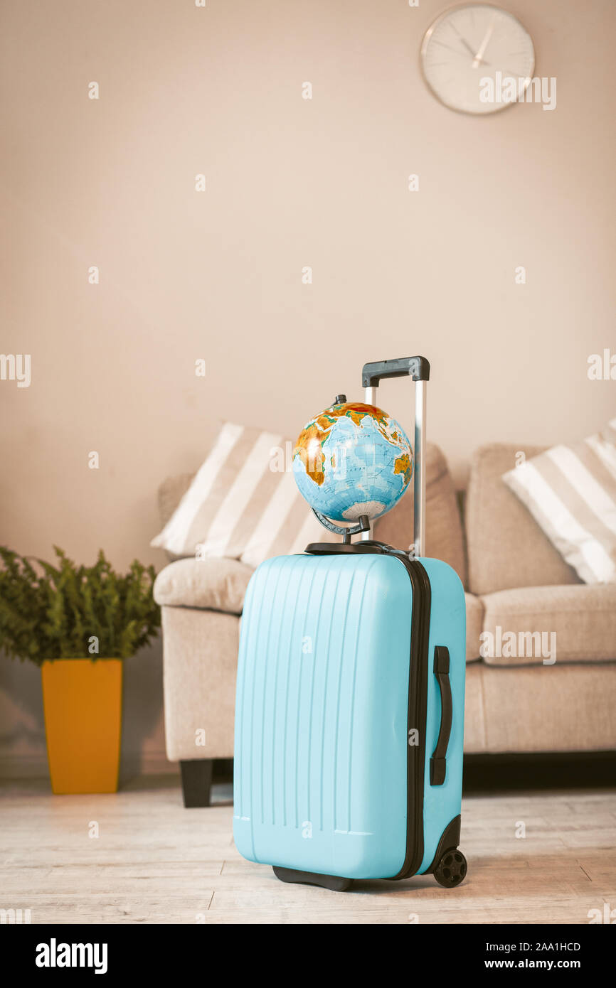 Valise bleue avec globe sur elle. Banque D'Images