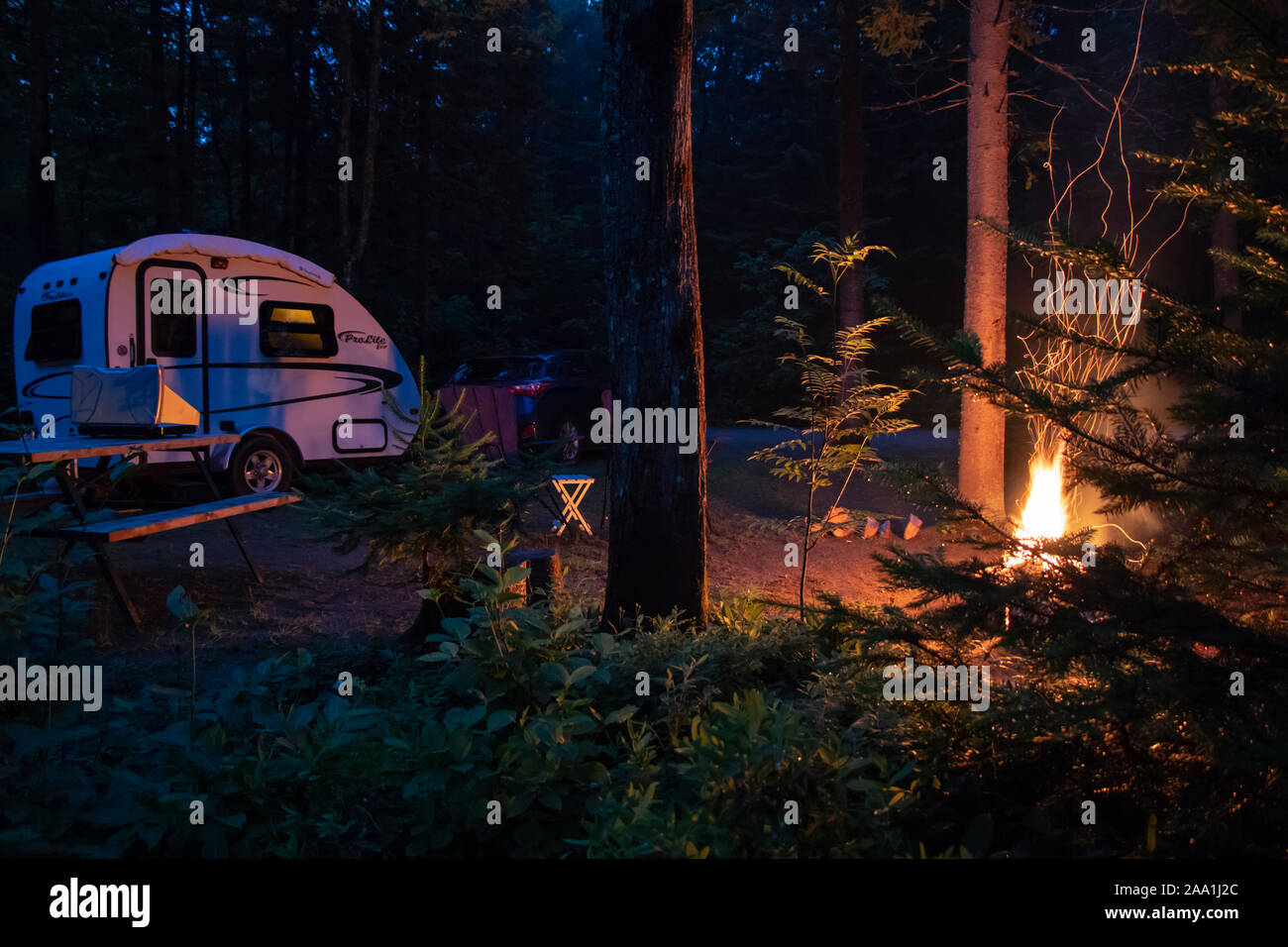 Prolite Eco remorque de voyage légère sur un camping avec un paysage de nuit, le camping du parc, de la Mauricie : Juin 29, 2019 - Saint-Mathieu du Parc, Québec Banque D'Images