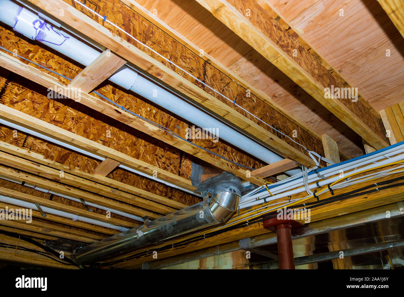 Ossature du mur intérieur de la tuyauterie et le câblage électrique avec installés dans le sous-sol de la maison de remodelage sous Banque D'Images