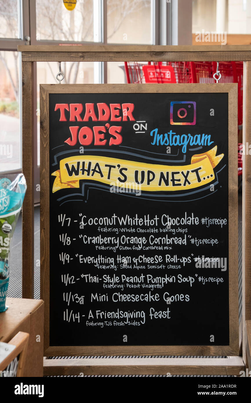 Un tableau noir ou un panneau à l'entrée de Trader Joe's affichage des dates pour certains aliments sur Instagram. Banque D'Images