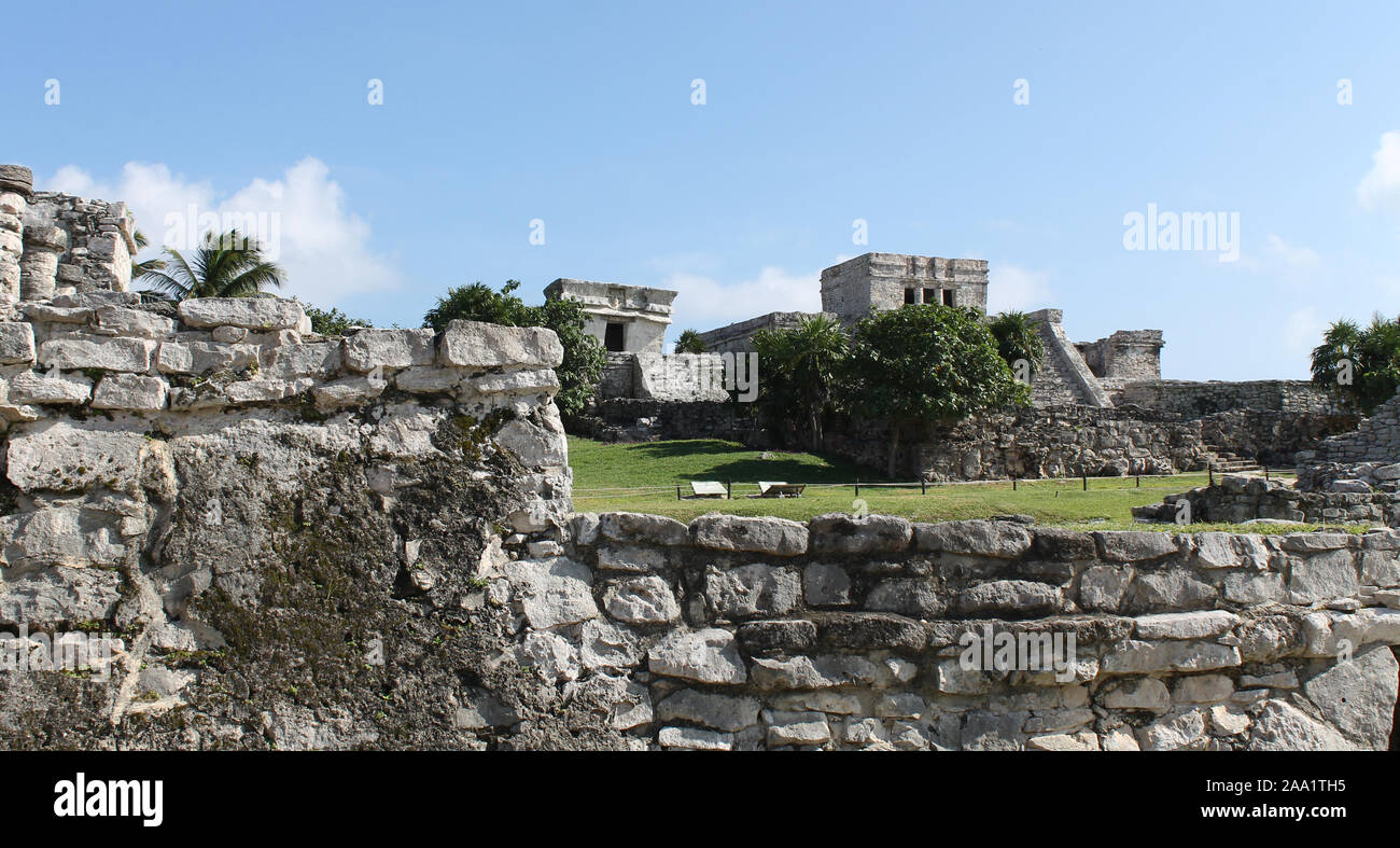 Ruines mayas de la ville de Tulum, près de Cancun, Mexique, en l'état de Quintana Roo rempli d'histoire, les bâtiments en pierre calcaire, la végétation et la faune Banque D'Images