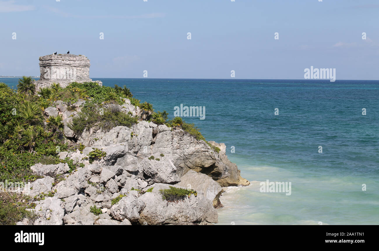 Ruines mayas de la ville de Tulum, près de Cancun, Mexique, en l'état de Quintana Roo rempli d'histoire, les bâtiments en pierre calcaire, la végétation et la faune Banque D'Images