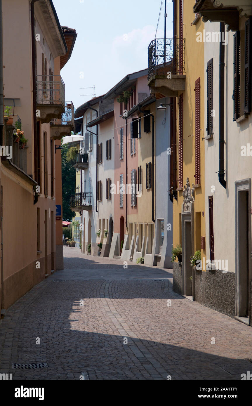 Caslano, Tessin, Suisse - 24 juillet 2019 : vue sur une ruelle traditionnelle et quelques belles maisons colorées, dans le centre du village de Morcote Banque D'Images