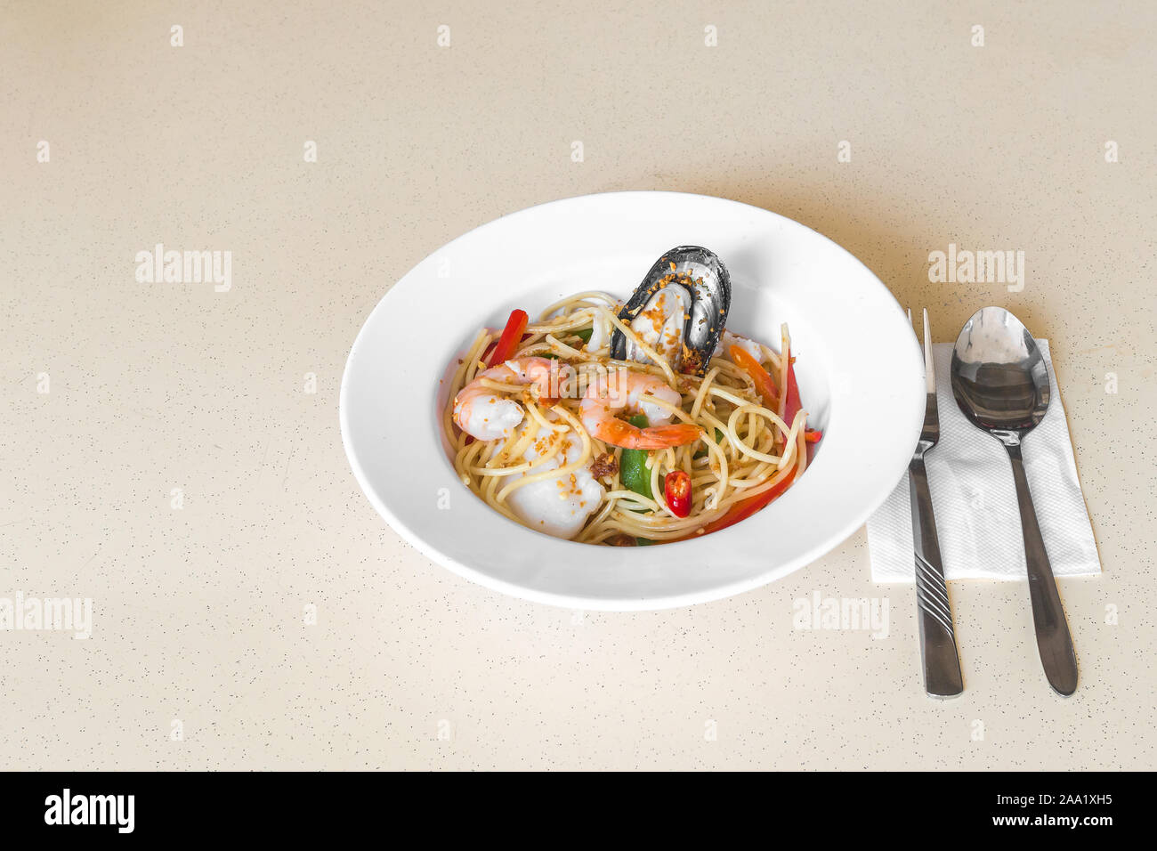 Table concept. Spaghetti aglio olio fruits de mer épicés. Banque D'Images