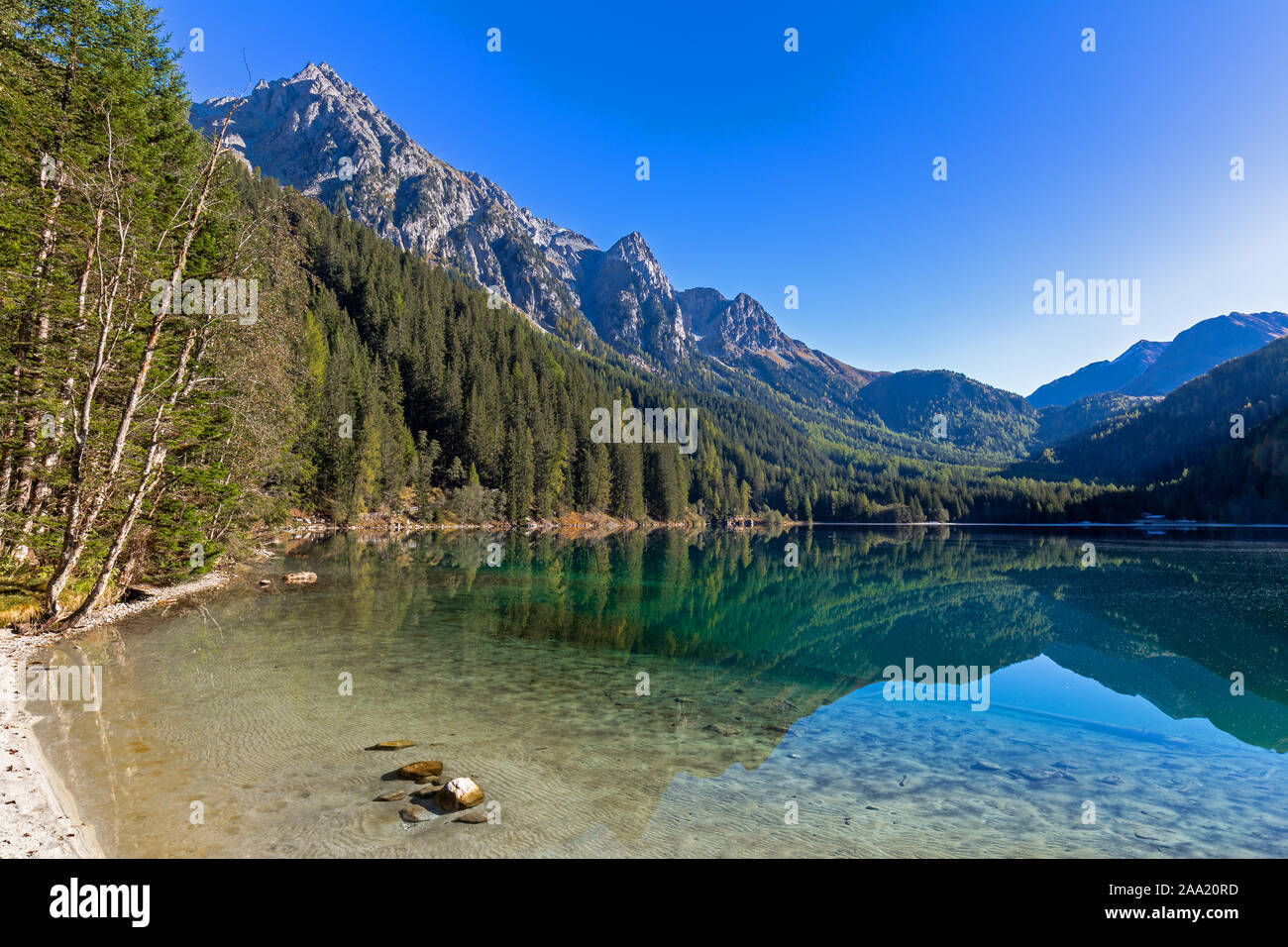 À la lumière du matin, le lac Lac Anterselva Antholz, Tyrol du Sud, à l'automne Banque D'Images