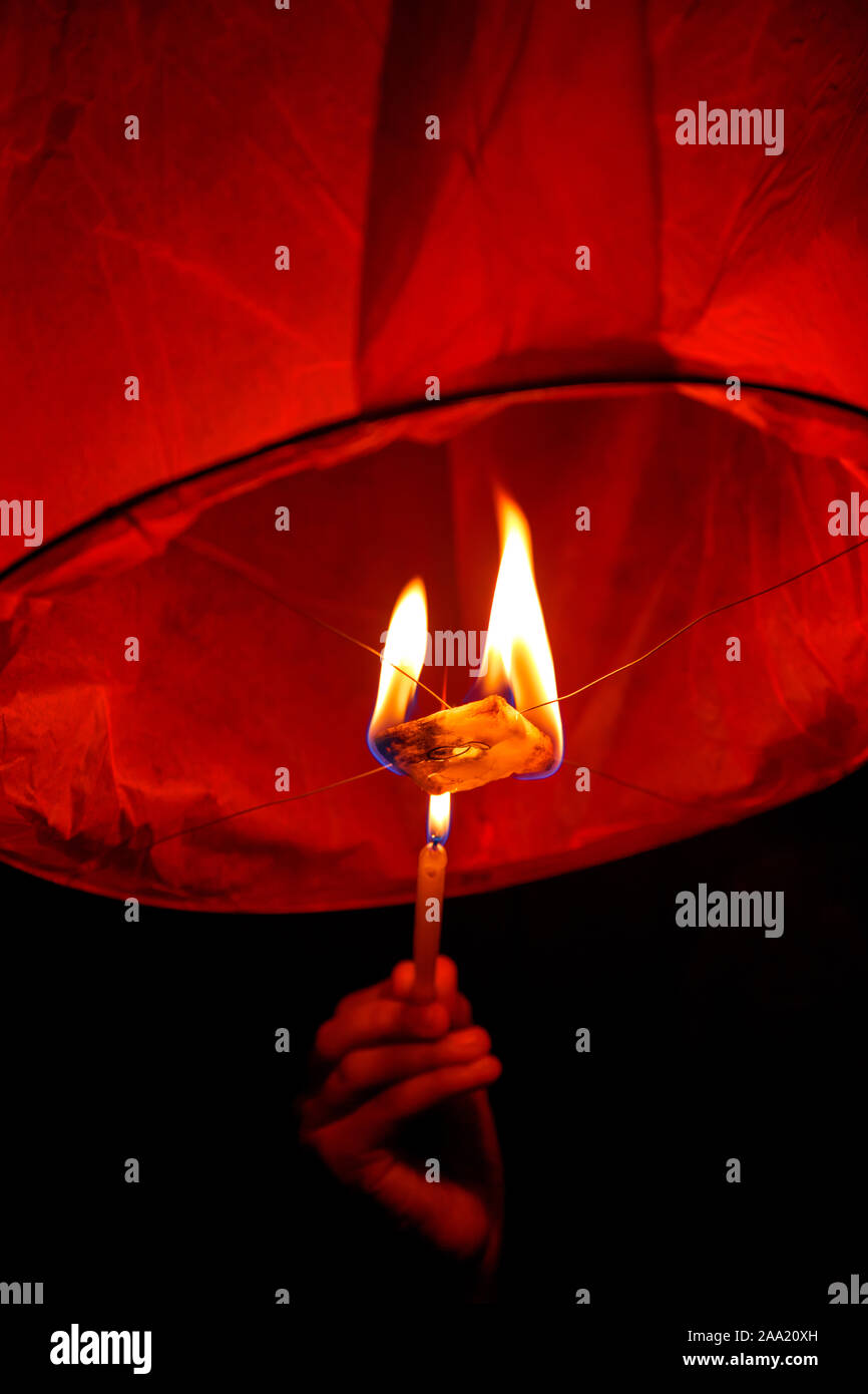 Sky lantern Kongming, également connu sous le nom de lanterne ou lampe chinoise en ciel noir Banque D'Images