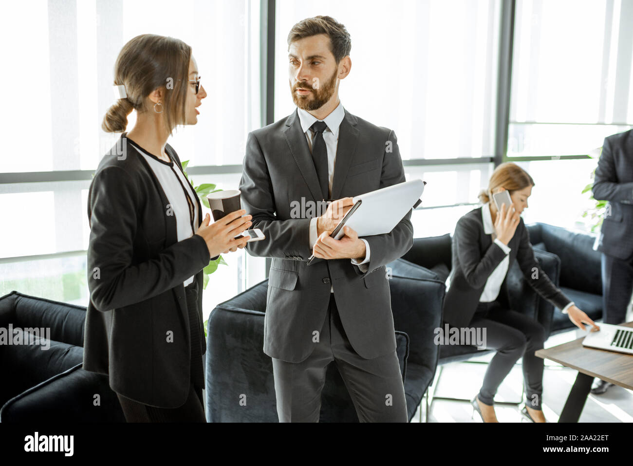 Les employés de l'institution financière ou d'autres grands copany ayant quelques affaires dans le bureau Banque D'Images